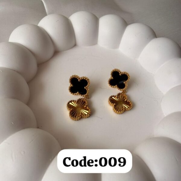 Black golden clover Ear Rings